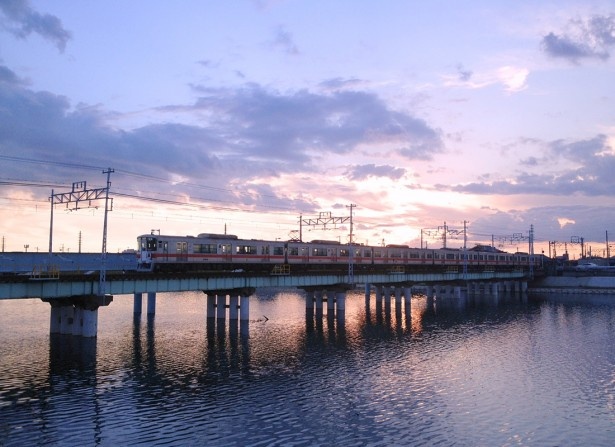 夕暮れ時は列車と夕陽を絡めた写真を撮ることができる