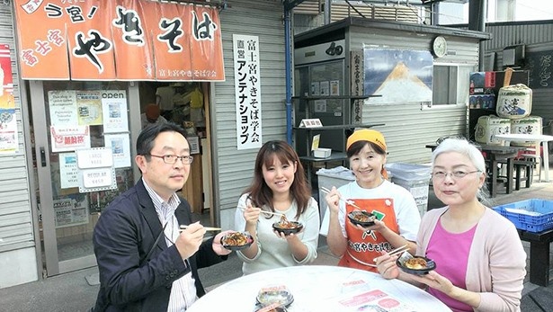 富士宮やきそば学会の渡邉英彦会長(写真左)も太鼓判！
