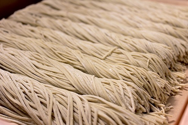 フランスパン専用粉と国産小麦をブレンドした特製麺