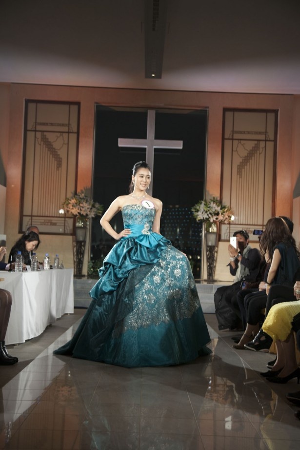 TAKAMI BRIDALのオリジナルドレスに身を包んだ岡本千広さん