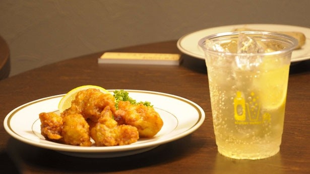 ハイボールと熱々の唐揚げがセットになった「ハイ＆カラセット」は¥500とお手頃