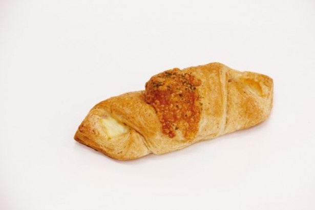 【写真を見る】4種類のチーズとハムを包んだ「全粒粉入り ハムチーズクロワッサン」(120円)は、体に優しいだけでなく満足感も抜群！