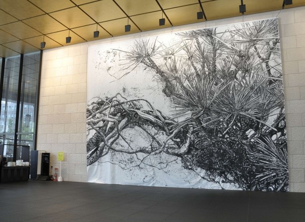 ｢御堂筋には巨大な絵が必要だ!｣というヤノベケンジさんのひと言でここに展示された、北村章さんの作品「影向−ようごう−」（本町ガーデンシティ）