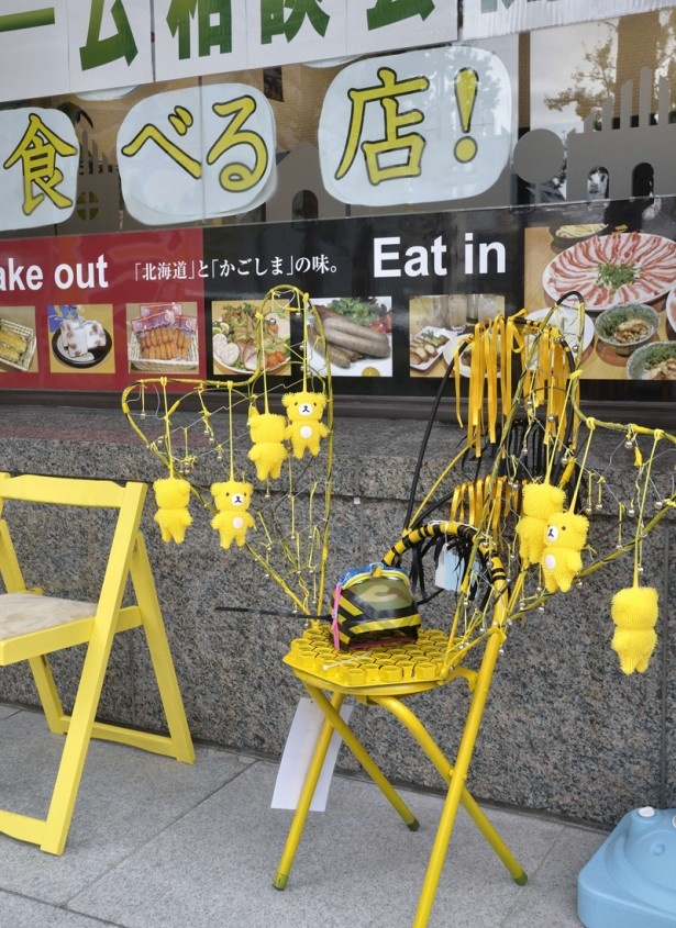 沿道にある黄色い椅子はまちデコール実行委員会の｢幸せの黄色い椅子展 2014」。実際に座ることもできる