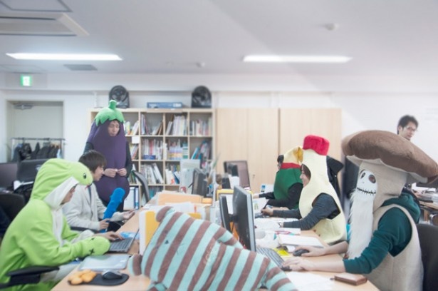 【写真を見る】こんな不思議な光景も今では日常的になっているそう。きっかけは忙しかった時に、たまたま着ぐるみを着てみたらテンションが上がって仕事が捗ったから
