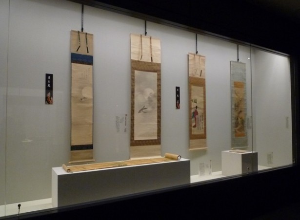 月をテーマにした水墨画や絵巻など美しい作品が多数展示