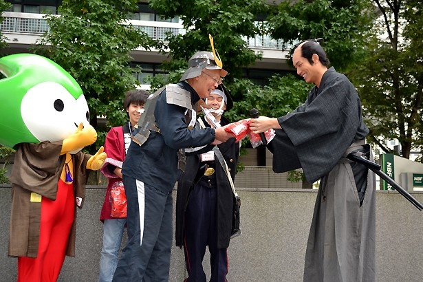 鈴木から記念品が贈呈された