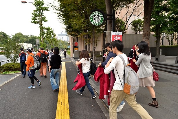 複数のグループに分かれて、ウォークラリーがスタート！