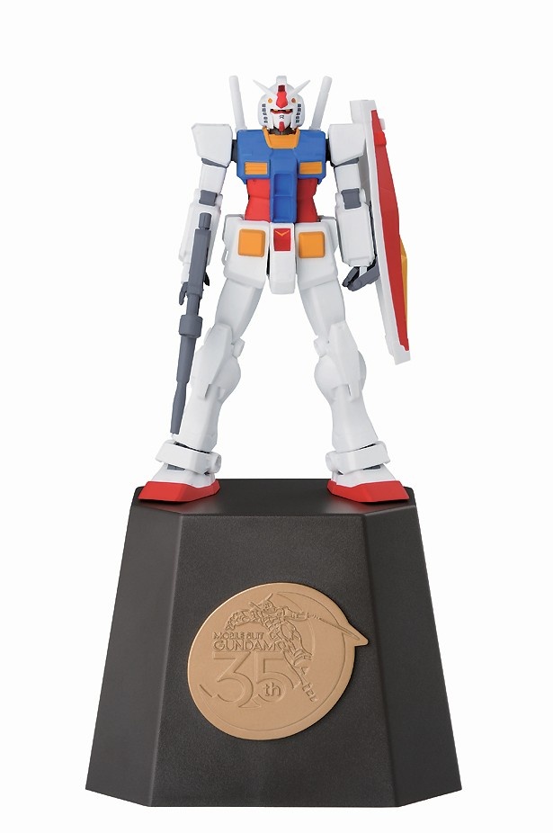限定ロゴマーク入りの台座付きガンダムフィギュア
