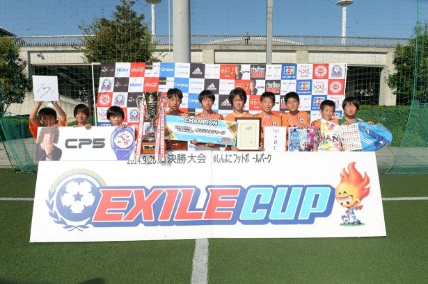 優勝した田宮ビクトリーサッカー少年団には過去4大会の優勝チーム名が入った優勝カップが贈られた