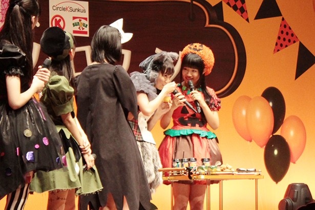 「窯出しとろけるかぼちゃプリン」の食レポをする安本彩花