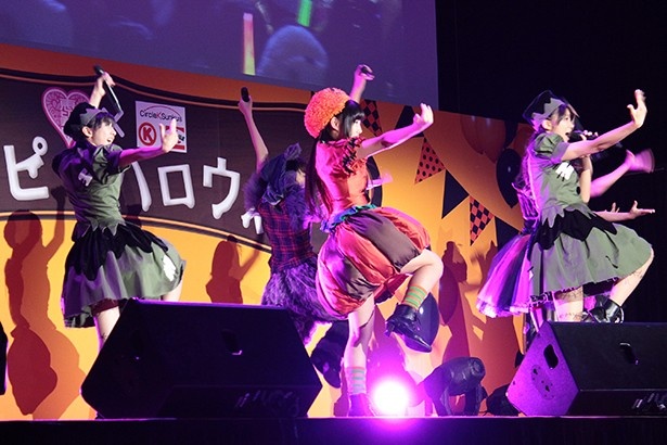 【写真を見る】躍動感溢れるパフォーマンスでファンの目を釘づけに