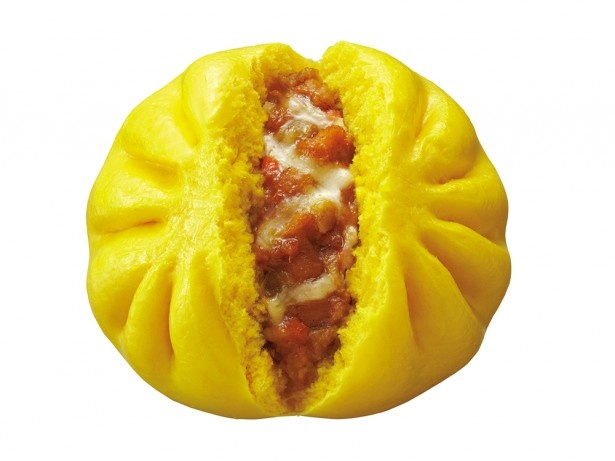 【写真を見る】こちらにも注目！約30種類のスパイスを使用したカレーに、チーズがとろける「CoCo 壱番屋監修チーズカレーまん」(118円)は、2011年から定番商品に登場している