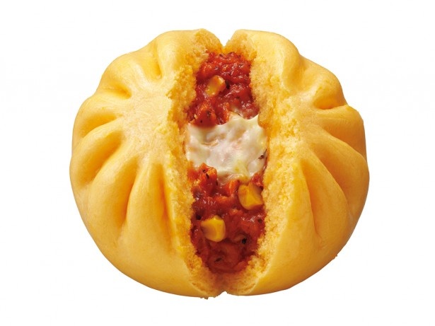 2011年に販売され、毎年好評の「ピザ世界チャンピオン監修ピッツァまん」(118円)は、トマトソースとチェダーチーズ、モッツァレラチーズの相性が抜群