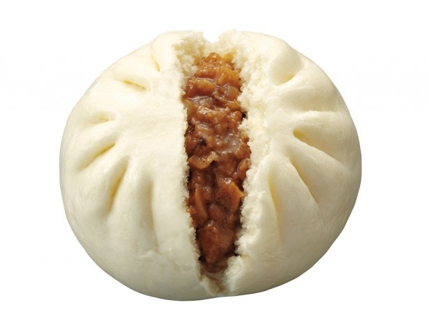 定番商品の「肉まん」(118円)。今年は昨年よりも濃い味付けで登場！3種類の醤油を使用し、濃厚な旨味と香りを楽しめる