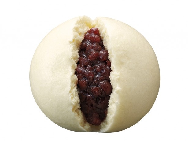 定番人気の「あんまん(北海道産小豆使用)」(118円)は、昨年に比べあんを増量！上品な甘さのあんをたっぷり味わえる