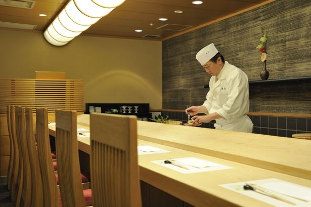 京料理「嵐亭」のカウンターでリッチなひと時を