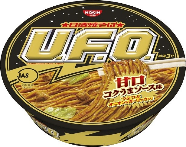 日清焼そばU.F.O.ならではのコシのある中太麺に粗びきしたオニオンとガーリックのソースがよく合う「日清焼そばU.F.O. 甘口コクうまソース焼そば」(税抜170円)