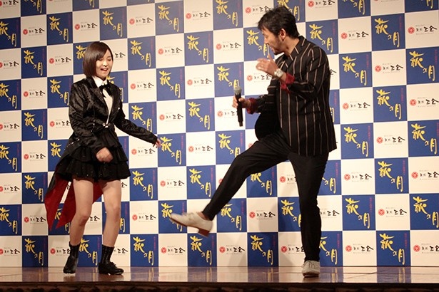 【写真を見る】タップダンサーの熊谷和徳と軽快なタップダンスを披露する岩田華怜