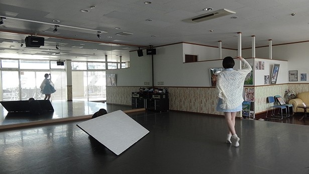岩田がかつて通っていたダンススクールでの撮影シーン
