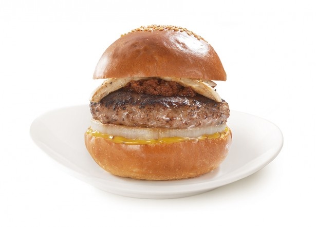 【写真を見る】「信州ジビエ鹿肉バーガー」(単品690円)は、ベッカーズで11月1日(土)から販売開始