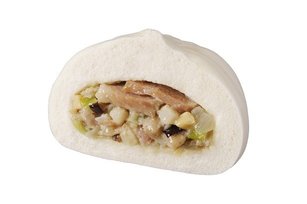 トントロと5種の野菜が入った具だくさんの「炭火焼トントロ入り豚まん」(145円)(※セール時130円)もおすすめ