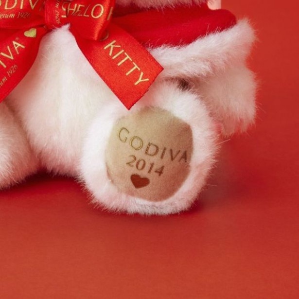 【写真を見る】「ハローキティ クリスマスドール＆GODIVA」のぬいぐるみは、足裏にゴディバのロゴと年号が入っている！