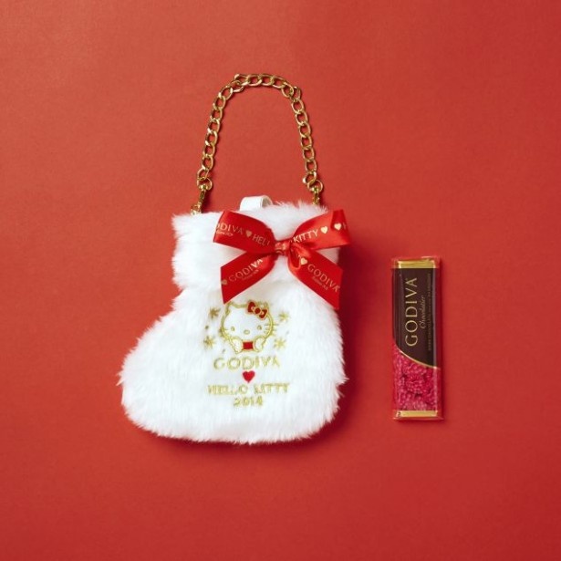「ハローキティ クリスマスブーツ＆GODIVA」(3240円)は、クリスマスブーツ形のポーチとダークチョコレートのセット。白くてモコモコのポーチがかわいらしい
