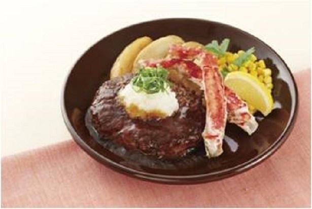 ｢オホーツク産たらば蟹＆タスマニアビーフ　ハンバーグ　和風おろしソース｣1199円(税抜)。素材の持ち味を生かした贅沢な一品