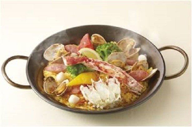 タラバガニなど具材たっぷりでアツアツの一皿。｢オホーツク産たらば蟹のパエリア｣1199円（税抜）