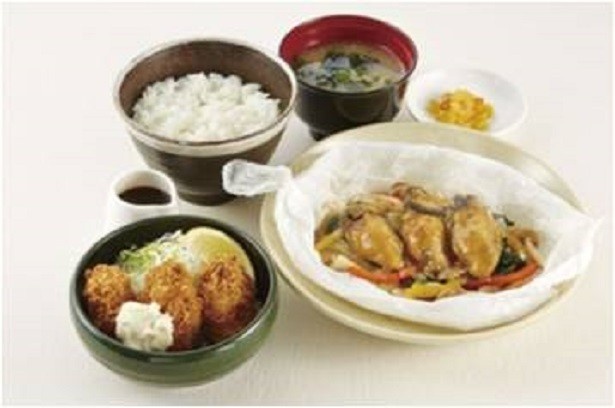 ｢広島産牡蠣のよくばり御膳｣1099円(税抜)。甘辛のみそがカキと野菜を引き立てる包み蒸し、旨み凝縮のカキフライがいっぺんに楽しめる