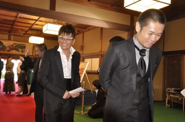｢オール・アバウト・品川シネマ｣の監督の品川ヒロシ（右）、出演の哀川翔（中央）、木村祐一（左）