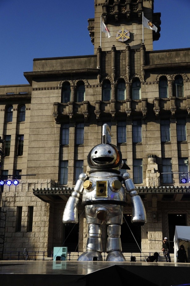 ヤノベケンジと土佐信道のコラボ作品、ジャイアント・オタマトーンも京都市役所前で展示中。10/18（土）18時からはパフォーマンスも