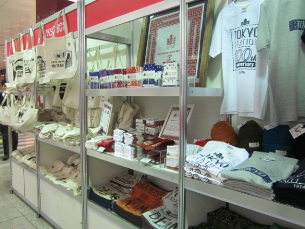 ビームスのTシャツ(写真右、税抜3800円)は3種類用意。アクビのトートバッグなども揃う