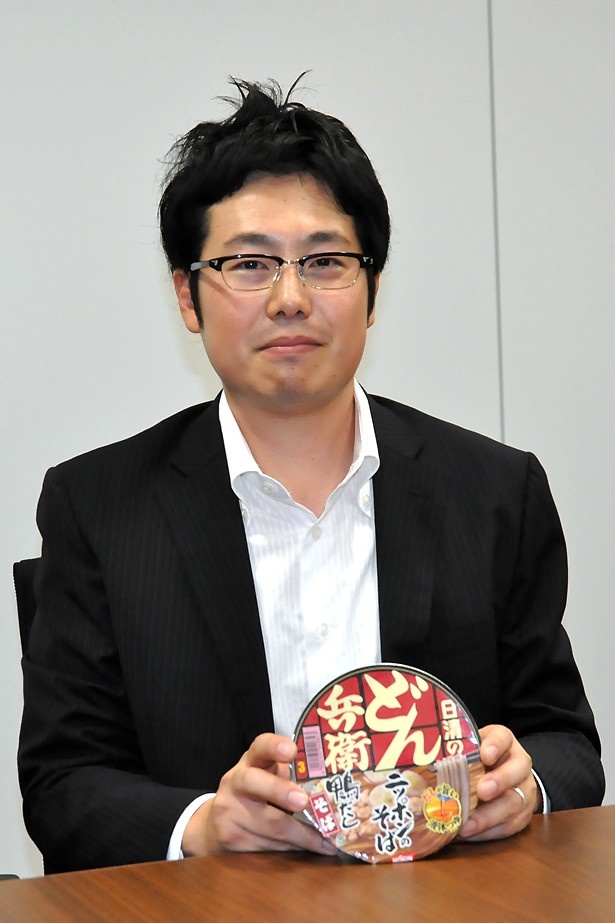 上質な鴨の旨味が味わえる「日清のどん兵衛 鴨だしそば」の魅力を語る柴田氏