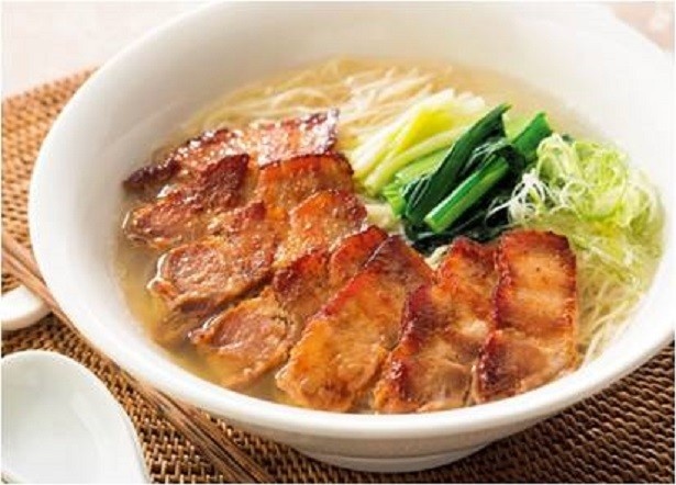 【写真を見る】期間限定販売の｢香港式叉焼麺｣(税抜749円)。ほんのり甘い叉焼と極細麺の組み合わせは絶妙