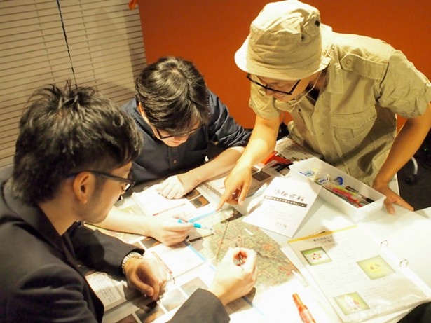 班長にアドバイスを受けながら、解き明かした暗号を地図に書き込んでいく。気分はまるでインディ・ジョーンズ！