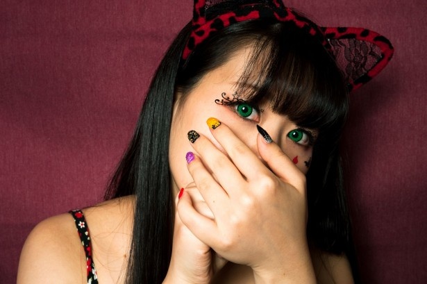 【写真を見る】ダイソーの今年のハロウィンは“リアルセクシー”がキーワード。つけまつげ、ネイルシール、猫耳カチューシャでキュートに変身！