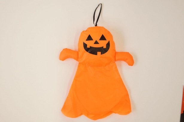 「ハロウィンゆらゆらモンスター パンプキン オレンジ」(108円)。吊り下げて飾ると足がゆらゆら揺れるマスコット