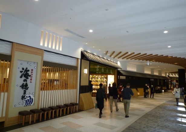 京都独特の路地文化を彷彿させる2F中央レストラン街