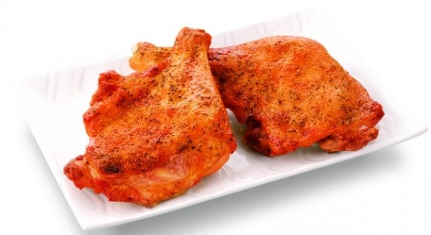 「ローストチキンレッグ」(1本490円)は、骨付き鶏もも肉をガーリックやハーブで味付けし、表面はパリッと、中はジューシーに焼き上げた