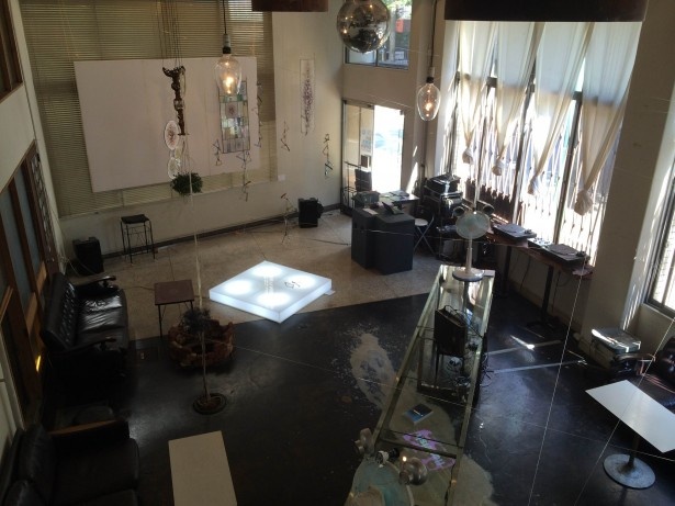 「nitehi works」は期間中、ガラス工芸作家の柴田めいこさんの作品などが飾られている。毎週金曜はバーになり、アーティスト交流会を18：00～開催