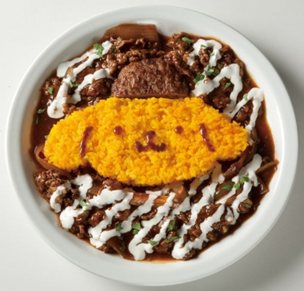 皿いっぱいにポムポムプリンが描かれている「まろやかビーフストロガノフ」(税抜990円)