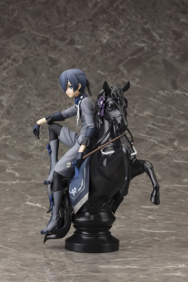サイドから見た姿。たおやかに馬に腰掛けるシエルが格好いい