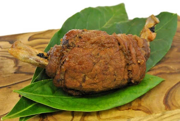 【写真を見る】ガーリック風味の「一度は食べてみたいマンガ肉」(1000円)は食べ応え十分！