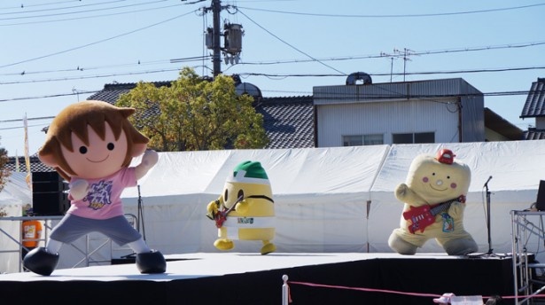 タボくん(写真左)は滋賀県出身のアーティスト、西川貴教が生み出したキャラクター
