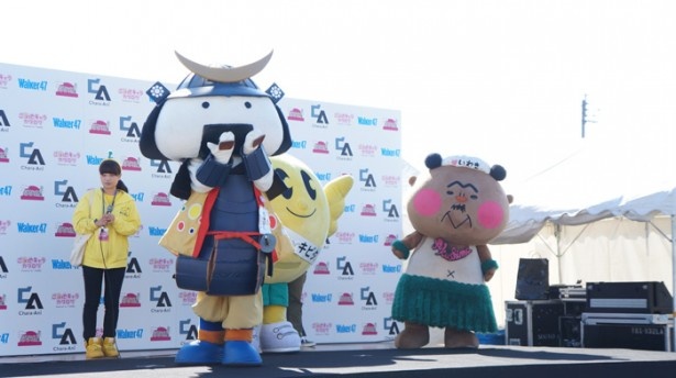 東北からやってきたご当地キャラクター。写真左からむすび丸、キビタン、フラおじさん
