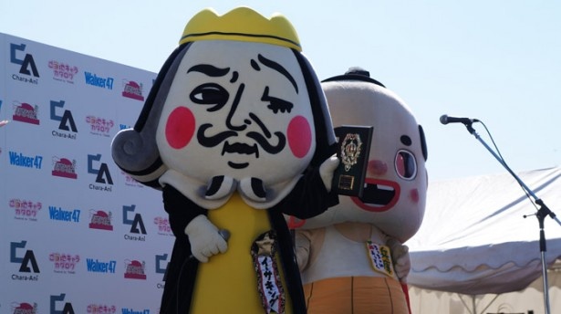 「自治体公認のご当地キャラKING」の栄冠に輝いた鹿児島県伊佐市のイーサキング(写真左)