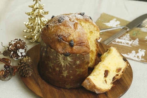 卵黄、バター、専用酵母を使用して焼き上げた｢クリスマスパネトーネ｣(1080円)。サルタナレーズン・オレンジピールなどが入っている。