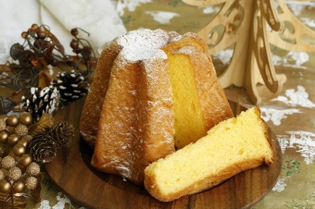 ｢クリスマスパンドーロ｣(1080円)。パンドーロとは“黄金のパン”の意味。卵黄、砂糖、バターでふっくら、かつきめ細やかな生地に。